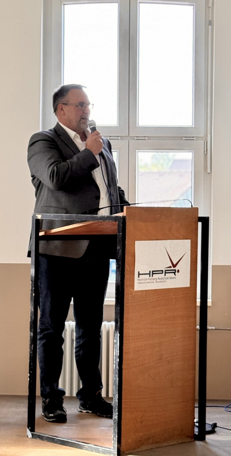 Realschulhauptdezernent Peter Frödrich bei seiner Rede