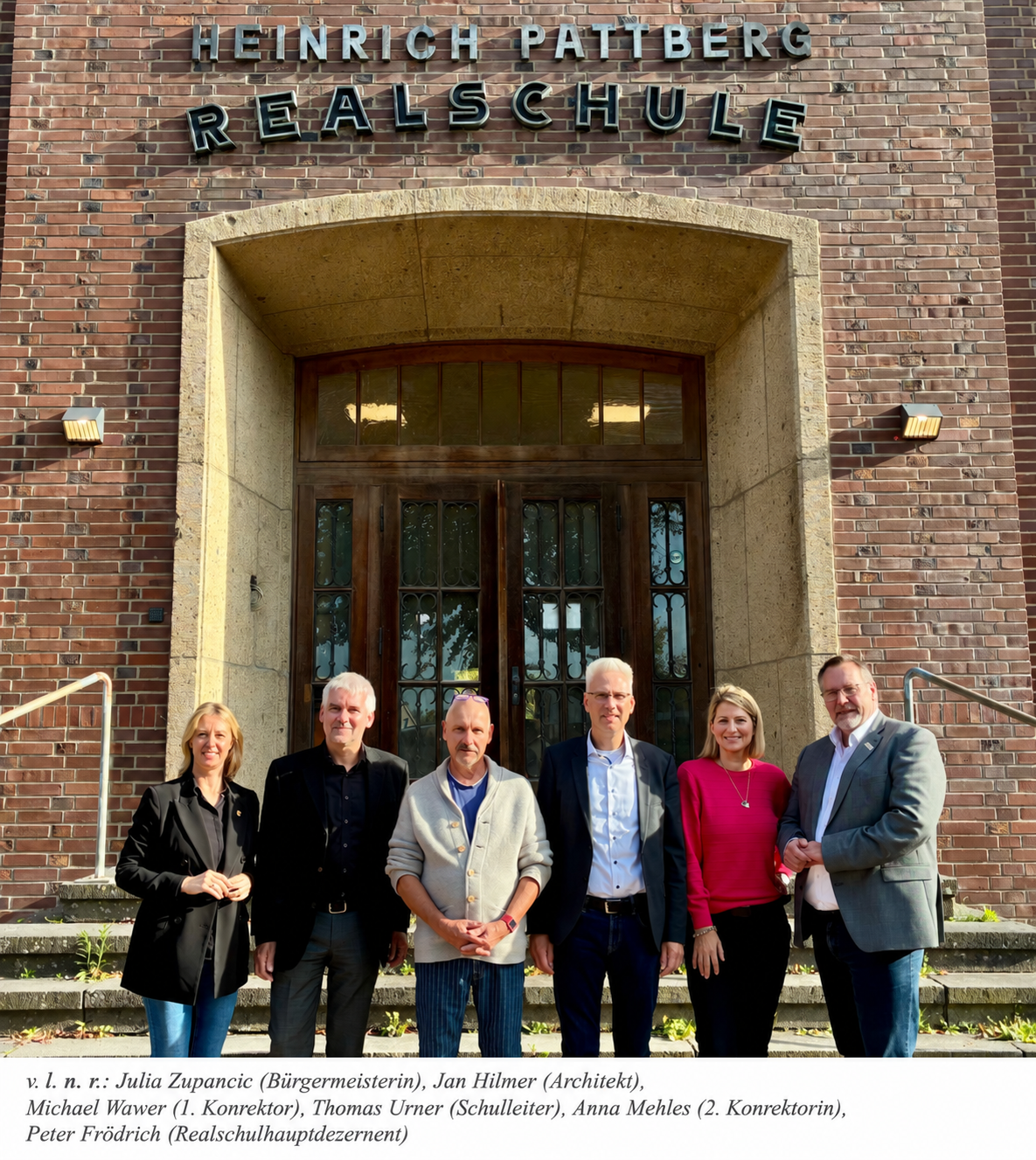 Gruppenfoto vor dem Eingang der Heinrich-Pattberg-Realschule